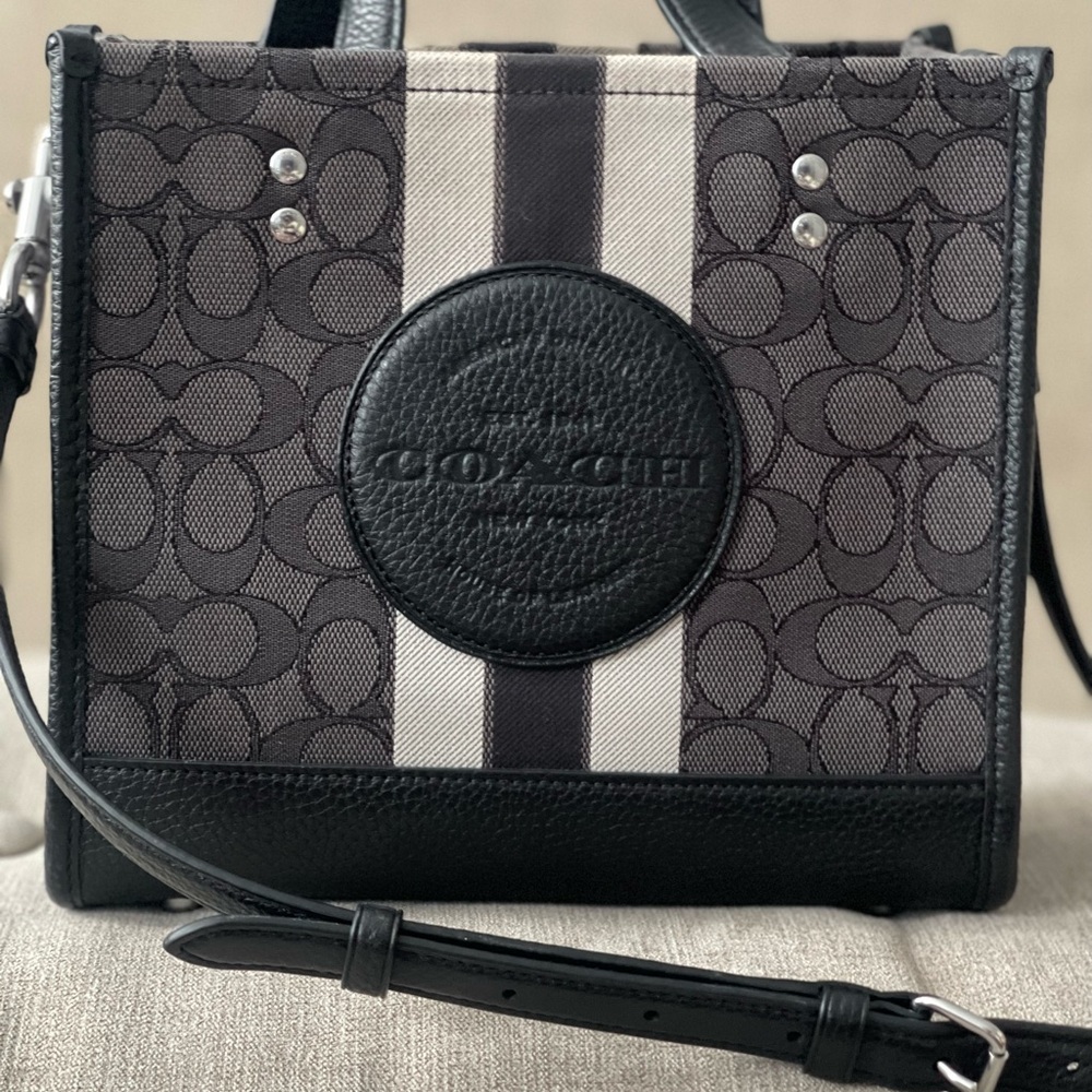 Coach Dempsey tote 22 Bag in Signature Jacquard
